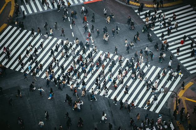 Masse De Gens Traversant La Rue à Tokyo Photo Premium